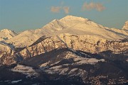 77 Zoom verso Cima Menna (2300 m) nella calda luce dell'imminente tramonto